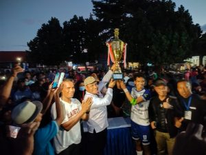 Ketua KONI Buton Tengah, La Andi saat serahkan Piala Bergilir kepada Klub Banabungi. (INFOKINI.NEWS/Muhammad Shabuur)