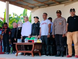 Ketua Umum KONI Buton Tengah saat menghadiri penutupan turnamen Idul Fitri Cup 2023 di Kecamatan Talaga Raya. Foto : Muhammad Shabuur / InfoKini.News