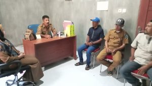 DP3A Kabupaten Buton Tengah saat melaksanakan pendampingan keluarga korban kekerasan seksual pada anak di Kecamatan Mawasangka. Foto : IST