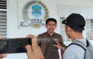 Ketua DPRD Buton Tengah, Bobi Ertanto saat diwawancarai sejumlah media didepan Kantor DPRD Buton Tengah, Senin (3/4/2023). Foto : Muhammad Shabuur / InfoKini.News.