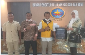 Dewan Perwakilan Rakyat Daerah (DPRD) Kabupaten Buton Tengah (Buteng) melalui komisi III dan komisi II mendapatkan kuota tambahan 15 kilo liter minyak tanah setiap bulannya, Hal ini seiring dengan kunjungan Ketua Komisi III DPRD Buteng Tasman di badan pengatur hilir (BPH) Migas. Senin (2/1/2023). Foto. Ist