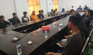 RDP Bersama DPRD Buton Tengah, Gerakan rakyat Demokrasi dan Advokasi (Garda) Buteng dan Aliansi Pemuda Demokrasi yang memprotes kebijakan Pj Bupati Buteng yang dinilai mengekang tranparansi dan meresahkan masyarakat. Foto : IST
