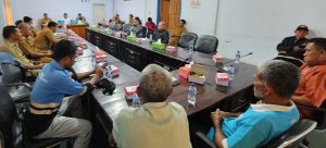 Suasana rapat di aula rapat kantor DPRD Buteng. RDP PT AMI dan DPRD Buteng, soal air bersih di Talaga Raya. Foto : IST