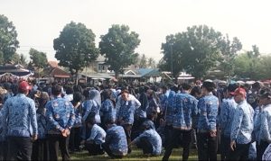 Foto : Nampak sejumlah ASN Pemkab Kaur hanya duduk dan sanati di barisan saat mengikuti upacara peringatan HUT Kabupaten Kaur ke 20 pada Selasa 23 Mei 2023. (FOTO : PACHROUL)
