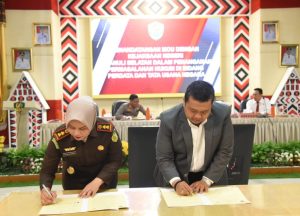 Caption Foto : Pemkab dan Kejari menandatangani nota kesepahaman atau momerandum of understanding (MoU) di Aula Sarasi, Lantai III, Kantor Bupati Tapsel, Sipirok, Rabu (24/5).