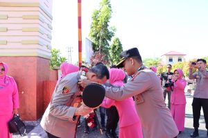 Kapolda Bengkulu, di sambut dengan pengalungan bunga oleh kapolre Kaur