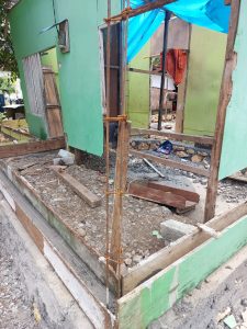 Gambar : Rumah penerima bantuan yang direhab, tiangnya tidak sesuai spek yaitu segi empat. (19/05/2023).