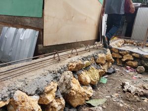 Gambar : Rumah penerima bantuan yang direhab, tiangnya tidak sesuai spek yaitu segi empat. (19/05/2023).