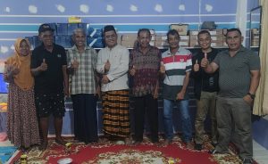 Ketua Umum KONI Buton Tengah (Buteng) La Andi, S.Sos langsung dor to door (dari pintu ke pintu) temui para tokoh masyarakat di Kecamatan Talaga Raya. Dalam setiap pertemuan, Ia menyatakan keseriusan untuk maju sebagai Calon Bupati Buton Tengah pada Pilkada 2024. Foto. Muhammad Shabuur / InfoKini.News