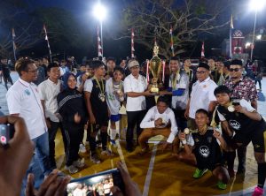 Sekum KONI Buteng, Nafiu saat menggelar foto bersama dengan para panitia dan pemain di Lapangan Futsal Desa Kolowa. Foto : Muhammad Shabuur / InfoKini.News