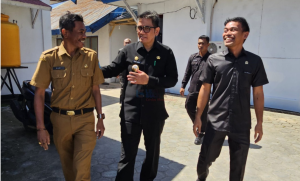 Pj. Bupati Buton Tengah saat meninggalkan ruang rapat paripurna DPRD Buton Tengah. Foto IST