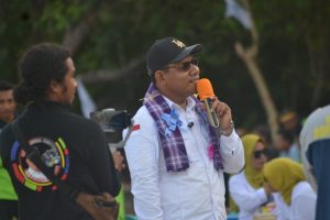 Ketua Umum KONI Buteng, La Andi, S.Sos. saat membuka Turnamen Kasebu Cup XI Rumpun Wasilomata di Lapangan Desa Matara. Foto : Kru Media Center Sabangka La Andi