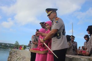 Kapolres Buton Tengah AKBP Yanna Nurhandiana,S.H.,S.I.K.,M.Si didampingi Ketua Bhayangkari Cabang Buton Tengah Ny. Lia Yanna saat menabur bunga, Dalam rangka kegiatan Hari Ulang Tahun Bhayangkara (HUT) ke-77 Tahun 2023 Polres Buton bertempat di pelabuhan Dermaga Lombe, Kelurahan Bombonawulu Kecamatan Gu Kabupaten Buton Tengah, Jumat (30/6/2023). Foto : Humas Polres Buton Tengah/Infokini.news
