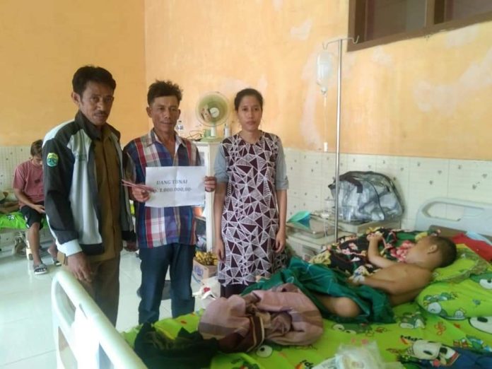 Kadee saat memberikan uang kepada orang tua dari anak Irham yang di operasi usus turun 28/05/23 di Rumah Sakit Mokoyuri Buol Sulteng