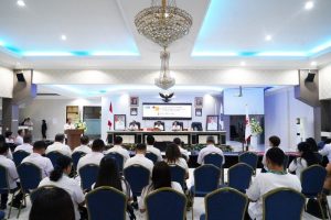 CAPTION FOTO : Wali Kota Bitung, Maurits Mantiri menghadiri acara serah terima kepala markas dan kepala unit transfusi darah (UTD) PMI Kota Bitung, yang dilaksanakan di ruang sidang kantor Wali Kota, Rabu (31/5/2023)
