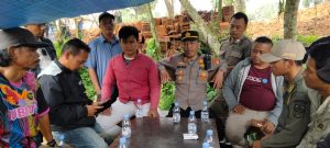 Proses negoisasi warga dengan pihak proyek yang di tengahi oleh pol pp dan polsek cigombong cijeruk, sabtu 03-06-2033 ( wandi azis )