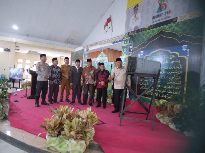 Saat Bupati Bolaang Mongondow Utara Drs. H. Depri Pontoh Resmi Membuka Kegiatan STQH Tingkat Kabupaten, yang di dampingi Wakil Bupati Drs. H. Amin Lasena, MAP. Serta di dampingi Anggota DPRD, Asisten Bupati, Pimpinan OPD dan Kepolisian