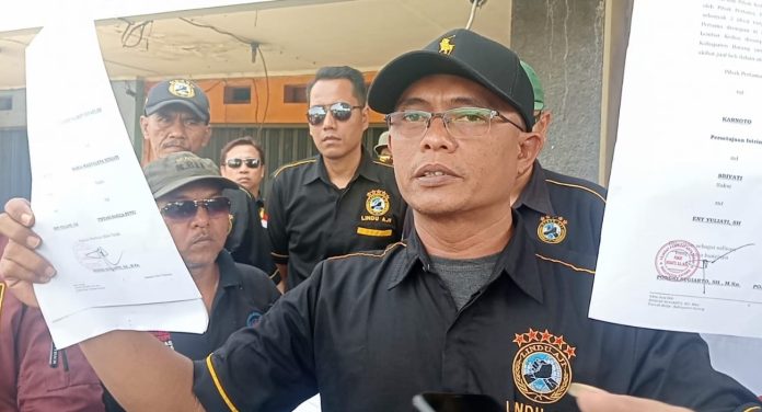 Caption Foto : Karnoto saat membeberkan kejanggalan beberapa tanda tangan yang berbeda-beda bertempat di kantor Notaris Pongki Sugiarto yang tutup saat itu.