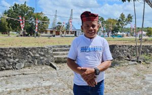 Hamka Camat Mawasangka Tengah Saat diwawancarai Infokini.news di Depan Rujab Camat, Rabu (19/7/2023). Foto : Muhammad Shabuur