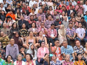 Walikota dan wakil walikota saat duduk bersama warga Kawanua di anjungan Plasa Sarina Jakarta. Foto Humas