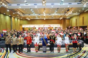 Gubernur Jawa Timur Khofifah Indar Parawansa dianugerahkan gelar adat Ina Ne Kawanua oleh Tua-tua Adat Kerukunan Keluarga Kawanua (KKK) Jawa Timur (Jatim) dalam Gelar Adat di Hotel Mercure Surabaya, Minggu (30/7/2023).
