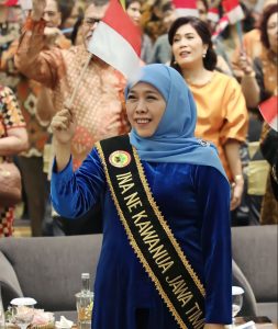 Gubernur Jawa Timur Khofifah Indar Parawansa dianugerahkan gelar adat Ina Ne Kawanua oleh Tua-tua Adat Kerukunan Keluarga Kawanua (KKK) Jawa Timur (Jatim) dalam Gelar Adat di Hotel Mercure Surabaya, Minggu (30/7/2023).