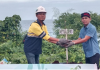 Ketua DPRD Buteng, Bobi Ertanto (Mengunakan Kampurui) bersama Kepala Teknik Pertambangan PT.AMI, Dedi Apriadi (Berhelm Safety) saat melakukan penanaman pohon, Minggu (11/6/2023). Foto. IST