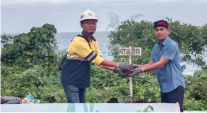 Ketua DPRD Buteng, Bobi Ertanto (Mengunakan Kampurui) bersama Kepala Teknik Pertambangan PT.AMI, Dedi Apriadi (Berhelm Safety) saat melakukan penanaman pohon, Minggu (11/6/2023). Foto. IST