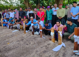 Kecelakaan laut yang merenggut 15 nyawa Warga desa Lagili dimakamkan secara bersamaan di pemakaman umum Desa Lagili. Foto IST