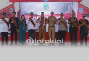 Mewakili Anggota DPRD La India (berkacamata hitam) dikukuhkan sebagai bapak bunda asuh anak stunting oleh Andi Muhammad Yusuf Pj. Buton Tengah. Senin (19 Juni 2023). Foto : IST