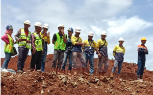 Ketua DPRD Buteng, Bobi Ertanto (empat dari kiri) bersama sejumlah pimpinan disalah satu sumber mata air penduduk Talaga Raya. Foto : IST