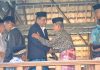 Ketua Umum KONI Buton Tengah, La Andi, S.Sos (Berjas) yang juga Bendum saat disalami sejumlah Tokoh Adat Rumpun Wasilomata, Selasa (1/8/2023) Foto. Ali