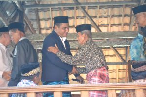 Ketua Umum KONI Buton Tengah, La Andi, S.Sos (Berjas) yang juga Bendum saat disalami sejumlah Tokoh Adat Rumpun Wasilomata, Selasa (1/8/2023) Foto. Ali
