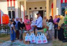Ketua Umum KONI Buton Tengah, La Andi saat menyerahkan bantuan stunting di Desa Bone Marambe Kecamatan Mawasangka Timur