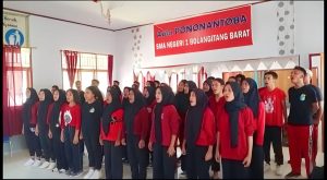 32 Siswa Tim Paduan Suara SMA Bolangitang Bolmut saat latihan untuk penampilan Besok dalam HUT RI di Bolmut. (Foto Istimewa)