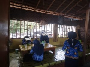 Gambar : Sejumlah oknum ASN kedapatan duduk manis di warung makan saat Upacara HUT RI Berlangsung, Bolmut (17/8/2023).