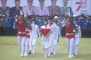 Tampak Bupati Bolmut Drs. H. Depri Pontoh saat sedam memimpin upacara di 17 agustus 2023 di lapangan kembar Boroko, Kecamatan Kaidipang, Kabupaten Bolmut. (Foto Humas Pemda Bolmut)