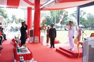 Tampak Bupati Bolmut Drs. H. Depri Pontoh saat sedam memimpin upacara di 17 agustus 2023 di lapangan kembar Boroko, Kecamatan Kaidipang, Kabupaten Bolmut. (Foto Humas Pemda Bolmut)