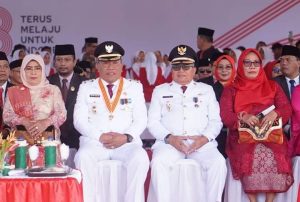 Tampak Bupati Bolmut Drs. H. Depri Pontoh saat sedam memimpin upacara di 17 agustus 2023 di lapangan kembar Boroko, Kecamatan Kaidipang, Kabupaten Bolmut. (Foto Humas Pemda Bolmut)