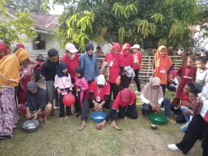 Tampak ibu-ibu saat mengikuti lomba cukur kelapa, dengan alat cukur kelapa tradisinal. (Foto:jefri)