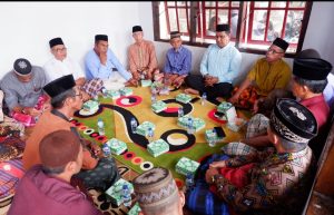 La Andi berbaju biru langit (Membelakangi Jendela) saat mendengarkan harapan dan masukan masyarakat Kelurahan Lakorua. (Jumat, 4/8/2023). Foto Muhammad Shabuur/infokini.news