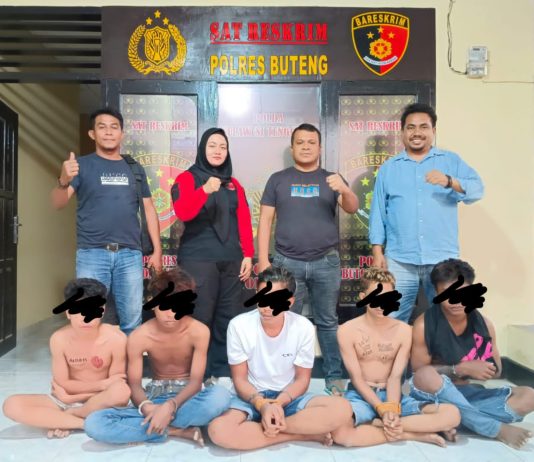 Unit Resmob Polres Buton Tengah yang dipimpin langsung oleh Kasat Reskrim Polres Buton Tengah Iptu Sunarton saat beberapa saat setelah menangkap para pelaku. Foto. IST