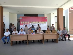 Sebelah kiri Kapolres Bolmut, sebelah kanan Bupati Depri Pontoh saat terima permintaan maaf tiga pelaku pengancaman terhadap dirinya, bertempat di Polres Bolmut. (Foto:Jefri)