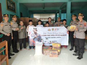 Polsek Batang distribusikan buku ke panti asuhan yatim piatu roudlatul mahbubin di desa Kalipucang wetan,(5/9/2023)
