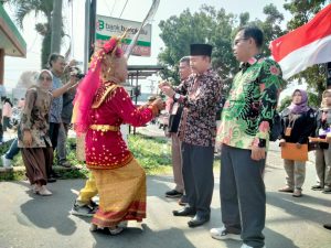 Gambar : hari ini Komisi Pemilihan Umum kabupaten Kaur Provinsi Bengkulu menyambut kedatangan kirab pemilu tahun 2024 mendatang, ().