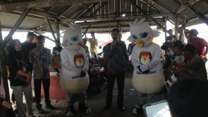Gambar : Rangkaian Kirab Pemilu 2024, KPU dan seluruh jajaran Adhoc Kabupaten Kaur giatkan sosialisasi dan pendidikan pemilih di Kabupaten Kaur, mulai (18/07/2024) hingga (24/07/2024).
