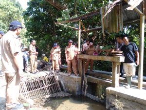 Plt bupati Kaur saat melakukan pengecekan Irigasi Air Nasal.