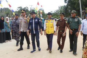 Gambar : Plt bupati Kaur serta Rombongan saat melaksakan peletakan batu pertama pembanguna Jalan di kecamatan Nasal,(14/9/2023).