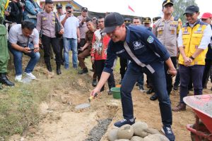Gambar : Plt bupati Kaur serta Rombongan saat melaksakan peletakan batu pertama pembanguna Jalan di kecamatan Nasal,(14/9/2023).