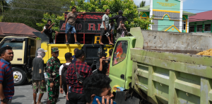 Persatuan Supir Truk (Petra) Kabupaten Buton Tengah (Buteng) melakukan demonstrasi di depan kantor Pemerintahan Daerah dan Dewan Perwakilan Rakyat Daerah (DPRD) Buton Tengah (Buteng). Jumat (29/9/2023). Foto : Muhammad Shabuur